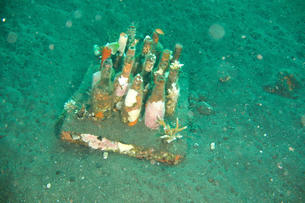 Underwater wine aging